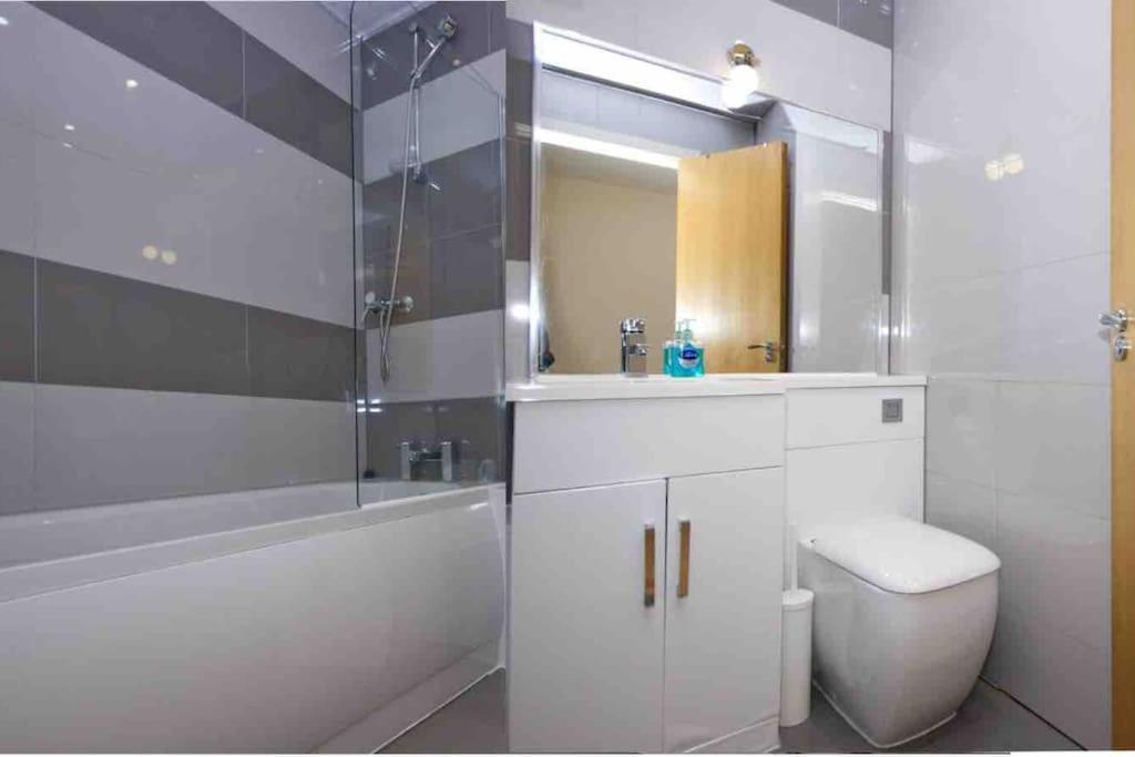 Superb Balconied 2bedroom Flat In Heart Of Centre Apartment *